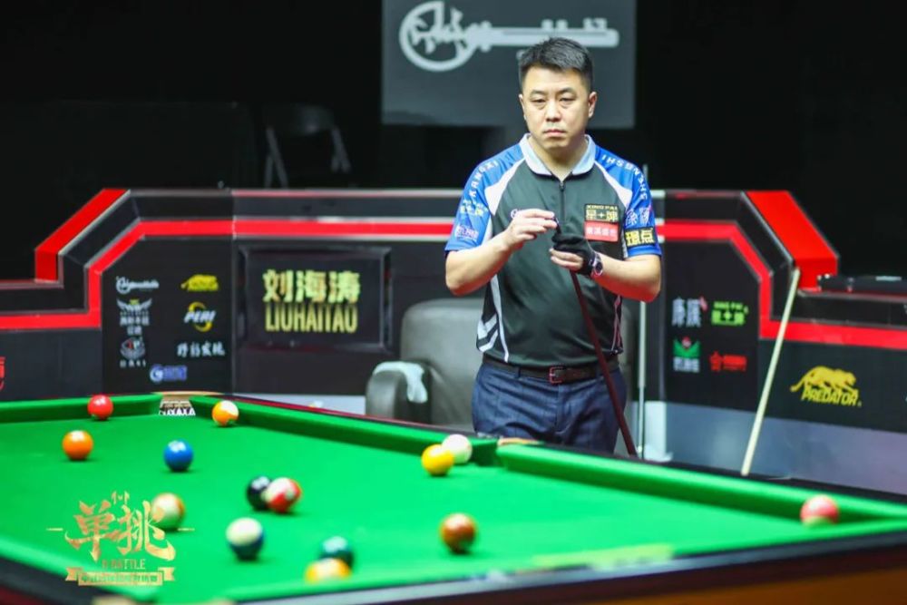 球场上奋力 球场上奋力